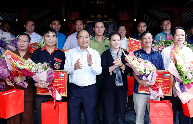 阮春福、阮氏金银等党和国家领导人给胡志明主席祠堂上香献花 ảnh 2