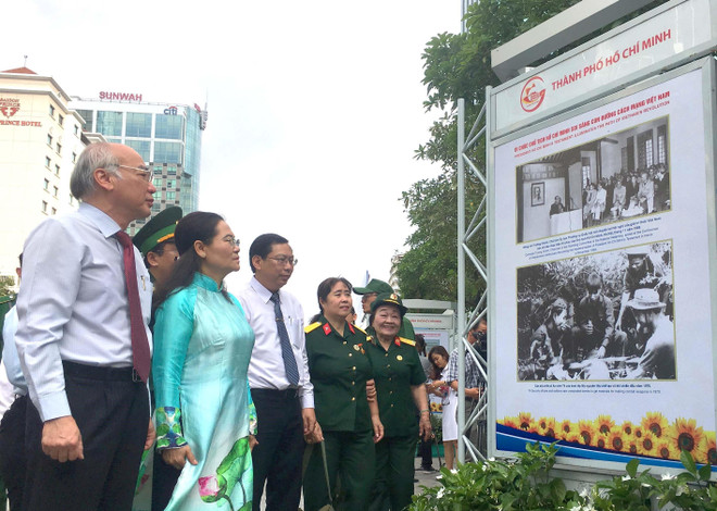  “纪念胡志明主席遗嘱落实50周年”图书展在胡志明市举行 ảnh 2
