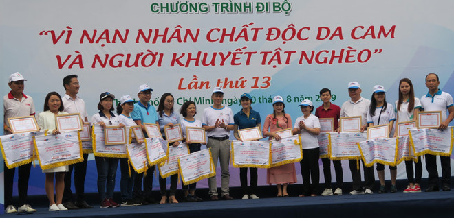 胡志明市:近3000人参加为橙毒剂受害者步行活动 ảnh 1 胡志明市:近3000人参加为橙毒剂受害者步行活动 ảnh 1