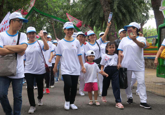 胡志明市:近3000人参加为橙毒剂受害者步行活动 ảnh 2 胡志明市:近3000人参加为橙毒剂受害者步行活动 ảnh 2