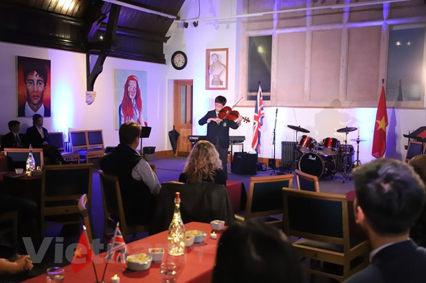 越英建交50周年:两国学生通过音乐加强友谊交流 ảnh 1 越英建交50周年:两国学生通过音乐加强友谊交流 ảnh 1