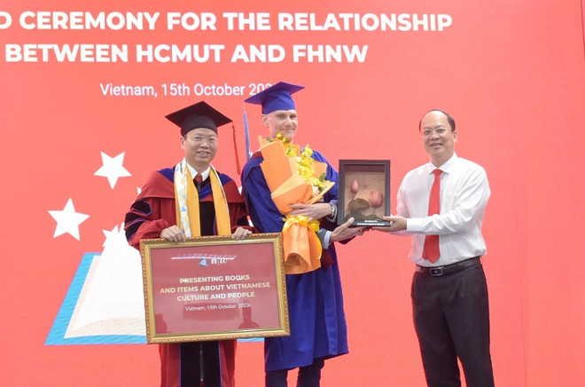 越南向瑞士西北应用科学和艺术大学赠送“越南书柜” 宣传推广越南文化历史 ảnh 1 越南向瑞士西北应用科学和艺术大学赠送“越南书柜” 宣传推广越南文化历史 ảnh 1