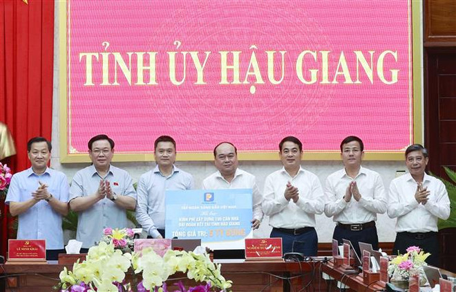 越南国会主席王廷惠与后江省委常委会举行工作会谈 ảnh 2