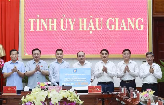 越南国会主席王廷惠与后江省委常委会举行工作会谈 ảnh 2 越南国会主席王廷惠与后江省委常委会举行工作会谈 ảnh 2