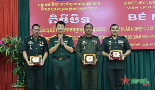 为柬埔寨军队干部开设的有关军事历史业务培训班圆满结束 ảnh 1