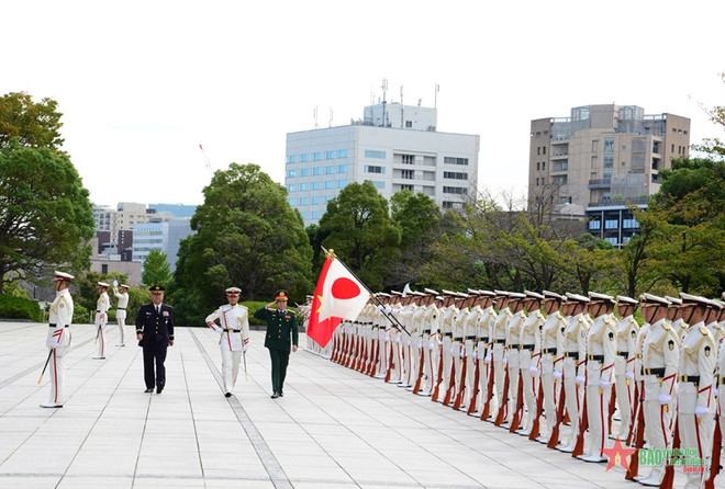 阮新疆上将与日本陆上自卫队参谋长吉田吉英大将举行会谈 ảnh 1 阮新疆上将与日本陆上自卫队参谋长吉田吉英大将举行会谈 ảnh 1