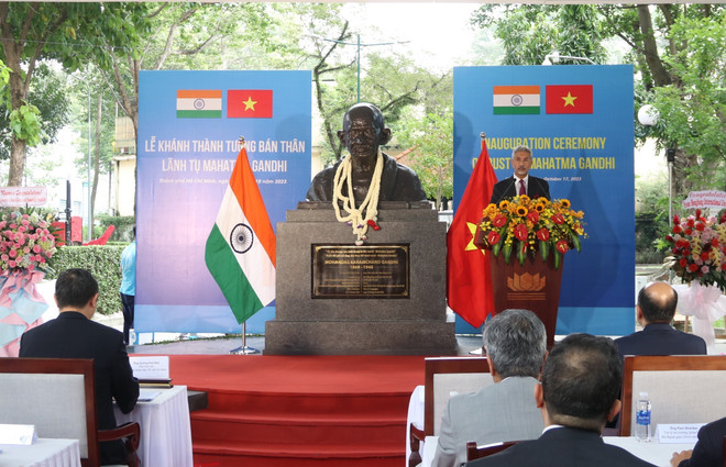 印度领袖圣雄甘地半身像落成揭幕仪式在胡志明市举行 ảnh 1