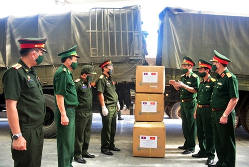 越南国防部为老挝人民军防控新冠肺炎疫情提供支持：两国在困难中彰显如胶似漆的团结之情 ảnh 1