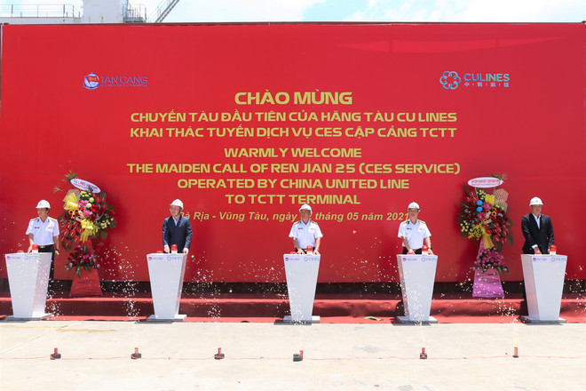 巴地头顿省盖梅布市深水港迎接中联航运的第一艘货船 ảnh 2 巴地头顿省盖梅布市深水港迎接中联航运的第一艘货船 ảnh 2