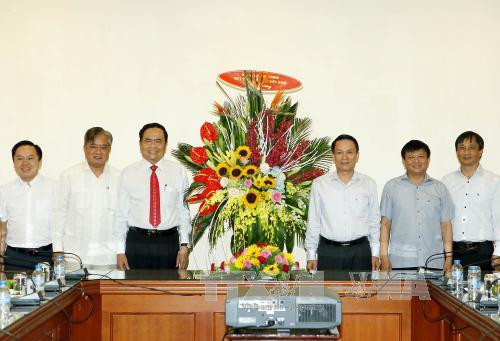 越南祖国阵线中央委员会领导向越通社等媒体机构新闻工作者致以节日祝贺 ảnh 1 越南祖国阵线中央委员会领导向越通社等媒体机构新闻工作者致以节日祝贺 ảnh 1