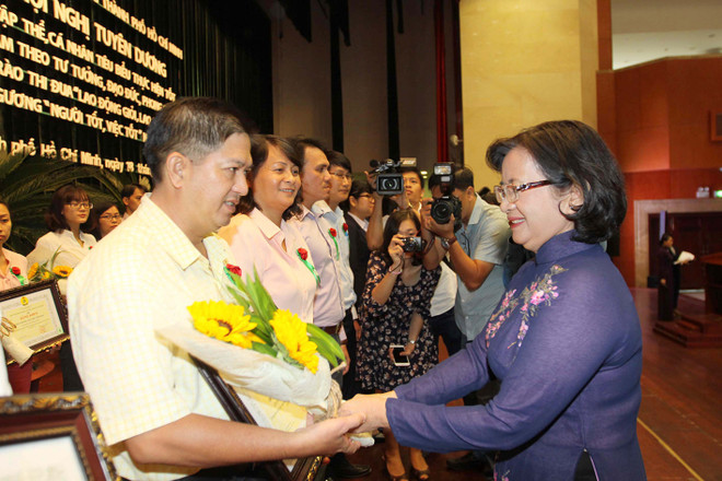胡志明市表彰学习与实践胡志明道德榜样的优秀集体和个人 ảnh 2