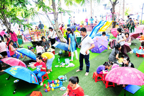 2017年庆和芽庄海洋文化节：“我眼中的庆和”的绘画比赛吸引500多名少年儿童参赛 ảnh 1