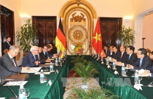 越南副总理兼外长范平明与德国外长施泰因迈尔进行会谈 ảnh 1 越南副总理兼外长范平明与德国外长施泰因迈尔进行会谈 ảnh 1