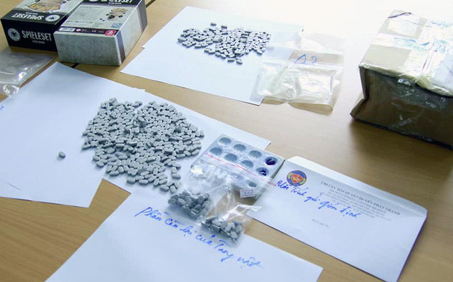 越南查获通过快递方式从荷兰邮寄到越南境内的合成毒品 ảnh 1