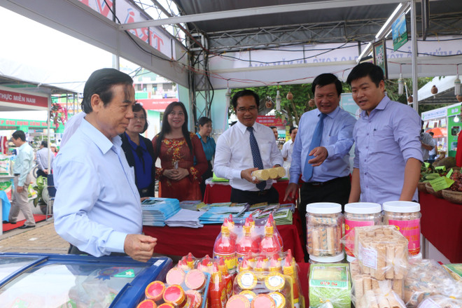 第一届九龙江三角洲水稻节在隆安省举行 ảnh 2