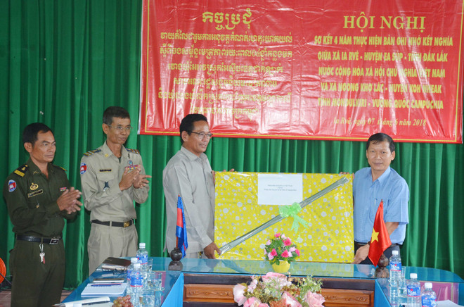 越南与柬埔寨边境地区人民加强团结友谊 ảnh 2 越南与柬埔寨边境地区人民加强团结友谊 ảnh 2