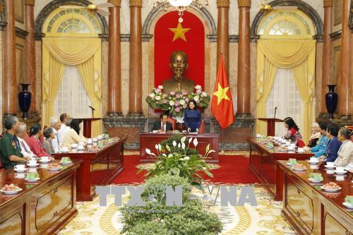 邓氏玉盛会见芹苴市战争时期有功人员代表团 ảnh 1