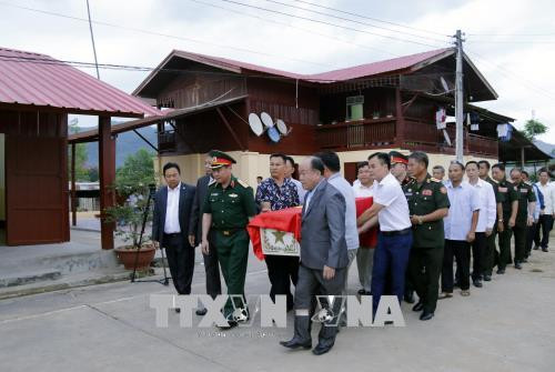 25具越南专家和志愿者遗骨归国安葬仪式在老挝举行 ảnh 1