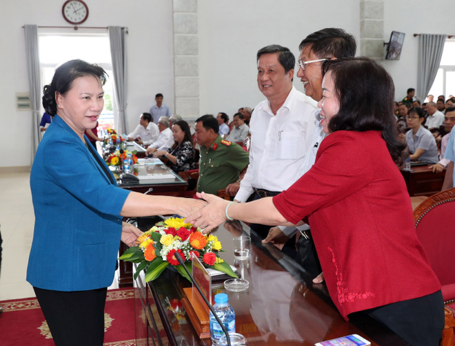 越南国会主席阮氏金银在芹苴市开展选民接待活动 ảnh 1 越南国会主席阮氏金银在芹苴市开展选民接待活动 ảnh 1