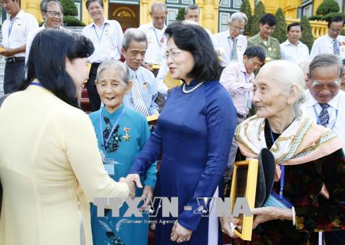 邓氏玉盛会见芹苴市战争时期有功人员代表团 ảnh 2