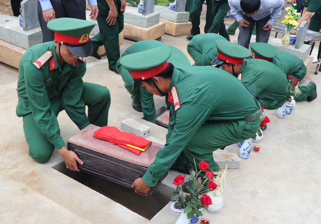 越南奠边省为在老挝牺牲的越南志愿军遗骸举行安葬仪式 ảnh 1 越南奠边省为在老挝牺牲的越南志愿军遗骸举行安葬仪式 ảnh 1