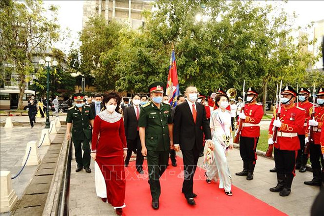 越南人民军建军76周年:越南驻柬埔寨大使代表团在越柬友谊纪念碑举行敬香仪式 ảnh 1 越南人民军建军76周年:越南驻柬埔寨大使代表团在越柬友谊纪念碑举行敬香仪式 ảnh 1