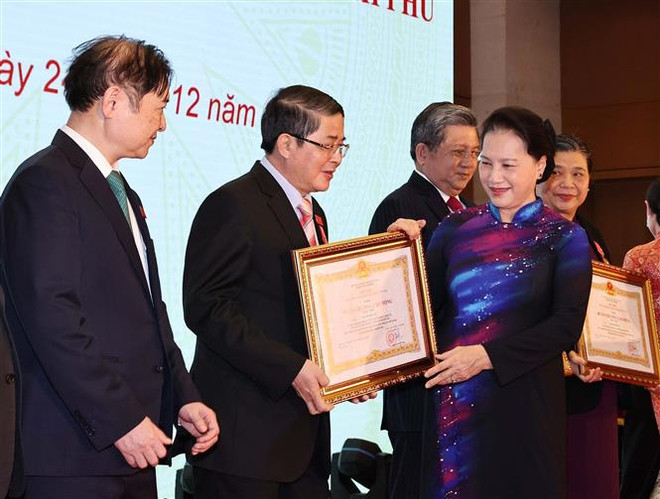 越南国会主席阮氏金银出席国家主席劳动勋章和政府总理奖状授予仪式 ảnh 1 越南国会主席阮氏金银出席国家主席劳动勋章和政府总理奖状授予仪式 ảnh 1