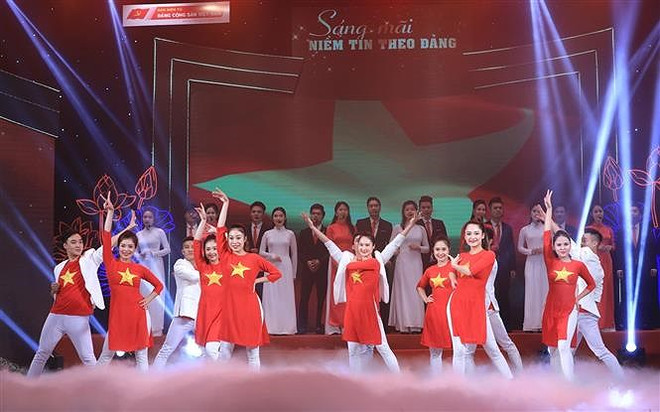 题为“坚定信心跟党走”特殊艺术晚会在河内举行 ảnh 3 题为“坚定信心跟党走”特殊艺术晚会在河内举行 ảnh 3