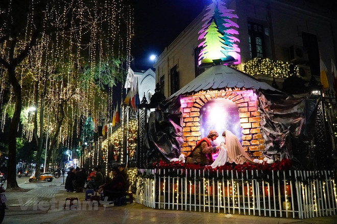 越南祖国阵线中央委员会主席陈青敏拜访发艳主教座堂 ảnh 4 越南祖国阵线中央委员会主席陈青敏拜访发艳主教座堂 ảnh 4