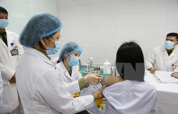 越南继续进行剂量50微克的国产新冠疫苗临床试验注射 ảnh 1 越南继续进行剂量50微克的国产新冠疫苗临床试验注射 ảnh 1