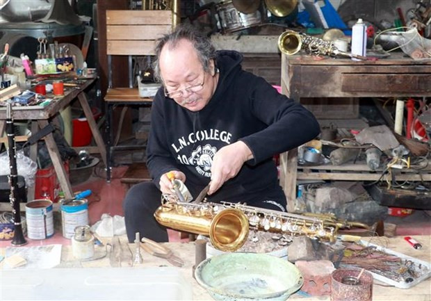 南定省范炮村努力弘扬西洋管乐器生产业 ảnh 1 南定省范炮村努力弘扬西洋管乐器生产业 ảnh 1