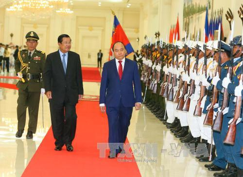 柬埔寨首相洪森举行仪式 欢迎越南政府总理阮春福访柬 ảnh 1