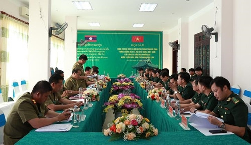 河静省边防部队与老挝波里坎赛、甘蒙两省公安厅举行工作会谈 ảnh 1 河静省边防部队与老挝波里坎赛、甘蒙两省公安厅举行工作会谈 ảnh 1