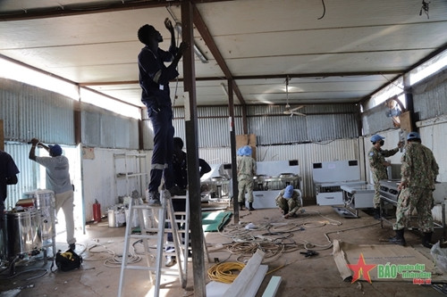 抵达阿卜耶伊 越南1号工兵队立即接受任务 ảnh 2