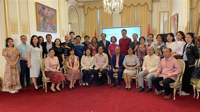 越老驻法国大使馆举行文化交流活动 ảnh 2 越老驻法国大使馆举行文化交流活动 ảnh 2