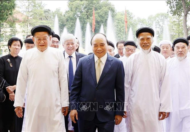 越南国家主席阮春福会见高台教各圣会和组织神职人员代表 ảnh 1 越南国家主席阮春福会见高台教各圣会和组织神职人员代表 ảnh 1