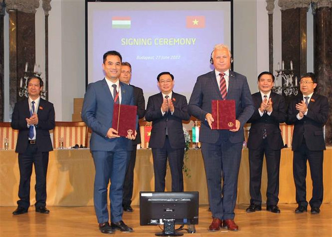越南国会主席王廷惠出席越匈教育合作论坛 ảnh 1 越南国会主席王廷惠出席越匈教育合作论坛 ảnh 1