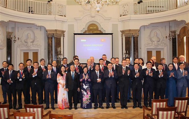 越南国会主席王廷惠出席越匈教育合作论坛 ảnh 2 越南国会主席王廷惠出席越匈教育合作论坛 ảnh 2