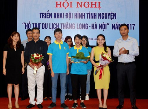 “协助2017年升龙—河内旅游”志愿者活动启动 ảnh 1