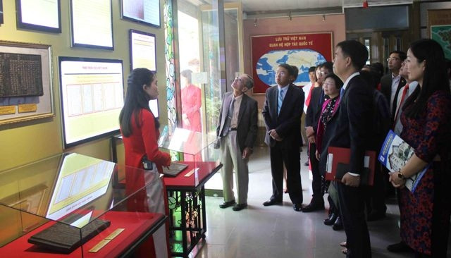 黄沙、长沙归属越南—— 历史和法律证据阮朝木板和朱版展会在林同举行 ảnh 1