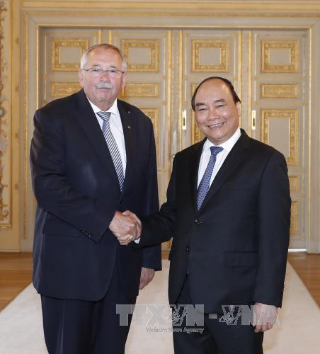 越南政府总理阮春福会见德国黑森州领导人 ảnh 2 越南政府总理阮春福会见德国黑森州领导人 ảnh 2