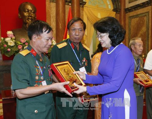 越南伤残军人与烈士日70周年：党和国家领导会见和走访慰问优抚对象 ảnh 1