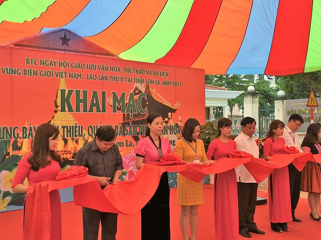 “越老合作与发展成就”图片展在山罗省举行 ảnh 2 “越老合作与发展成就”图片展在山罗省举行 ảnh 2