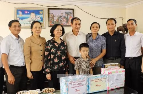 越南伤残军人与烈士日70周年：党和国家领导会见和走访慰问优抚对象 ảnh 2