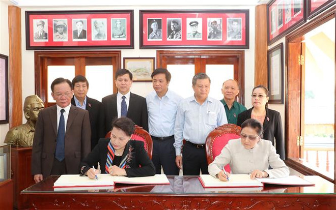 越老两国国会主席前往西进52号团历史遗迹区敬香 ảnh 2