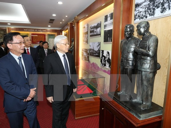 越共中央总书记阮富仲向阮志清大将敬香 ảnh 1 越共中央总书记阮富仲向阮志清大将敬香 ảnh 1