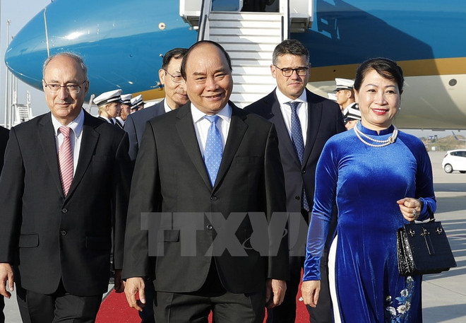 阮春福总理抵达法兰克福 开始对德国进行工作访问 ảnh 1 阮春福总理抵达法兰克福 开始对德国进行工作访问 ảnh 1