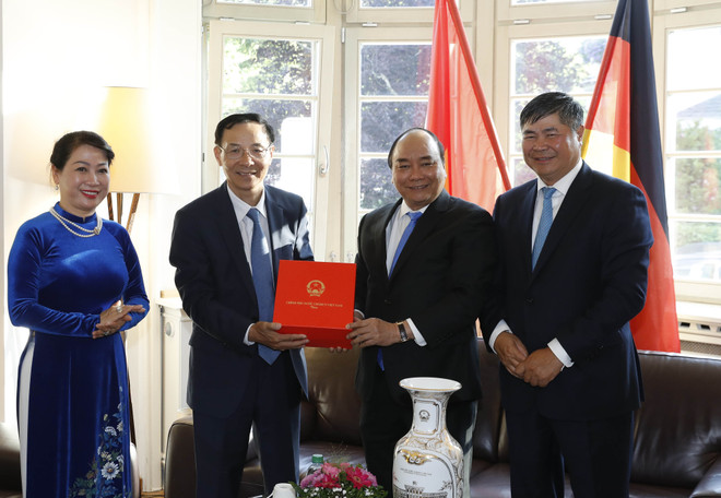 越南政府总理阮春福探访越南驻德国法兰克福总领事馆 ảnh 1 越南政府总理阮春福探访越南驻德国法兰克福总领事馆 ảnh 1