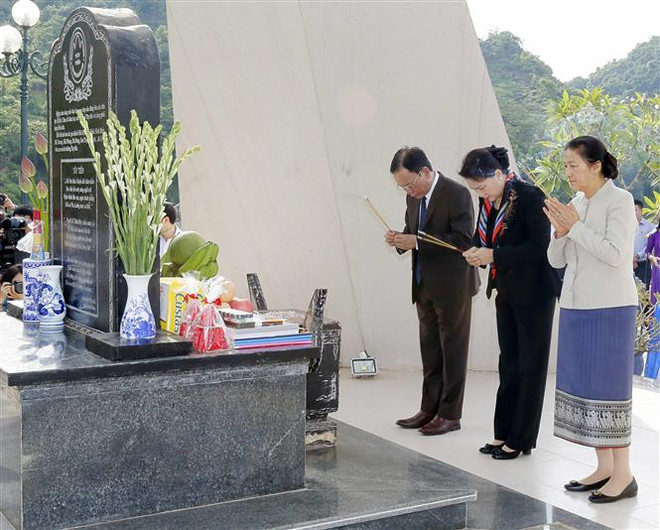 越老两国国会主席前往西进52号团历史遗迹区敬香 ảnh 1