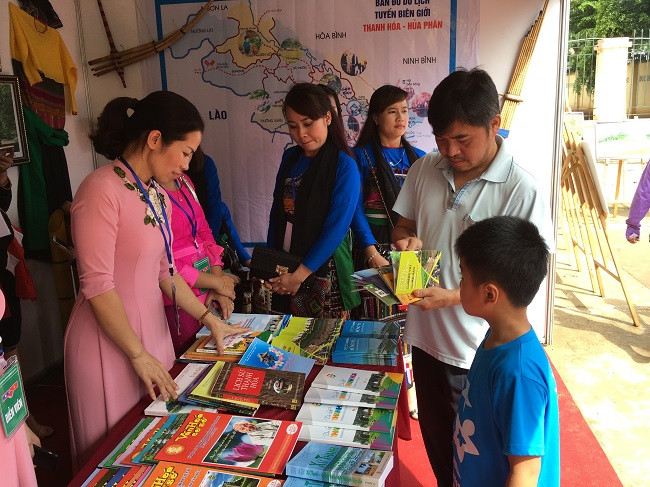 “越老合作与发展成就”图片展在山罗省举行 ảnh 3 “越老合作与发展成就”图片展在山罗省举行 ảnh 3